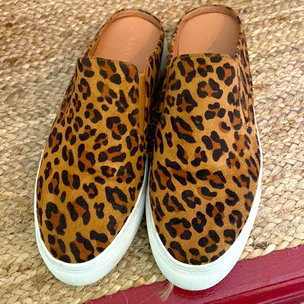 Very volatile leopard slides size 8